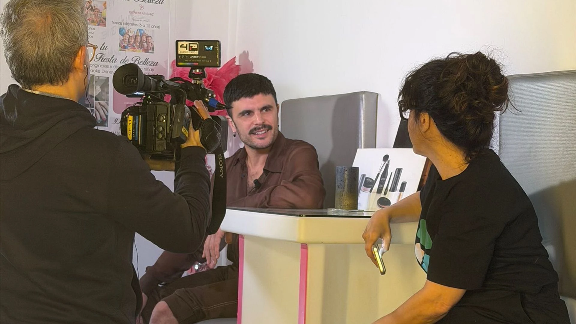 Rodrigo Cuevas en Fish Spa grabado por Telecinco en Bienestar Chic Madrid