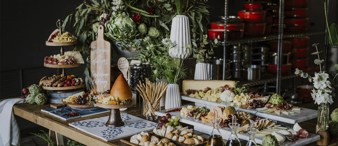Servicio de catering gourmet para eventos en salón Bienestar Chic