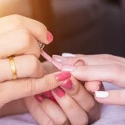 Esmaltado semipermanente Shellac en manos en Madrid