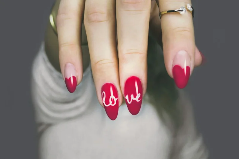 Manicura semipermanente y nivelación con base rubber en Madrid